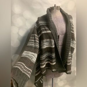 NWT Daisy Fuentes sweater wrap in size large. Cute stripes and‎ oversized